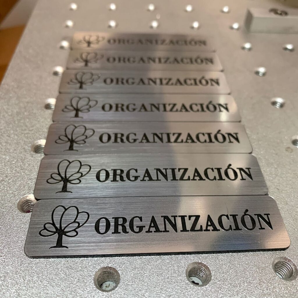 identificadores grabados en plástico bicapa