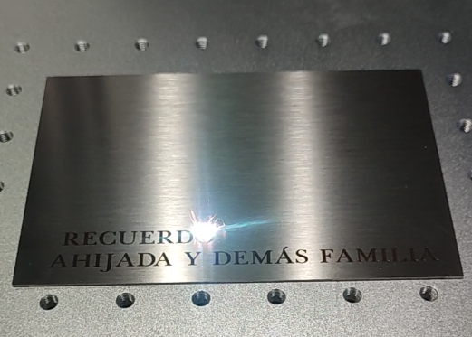 grabado placa de acero con láser