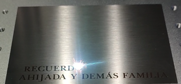 grabado placa de acero con láser