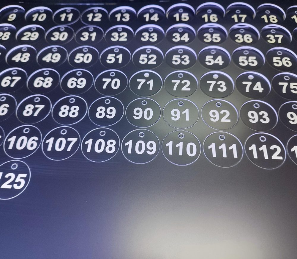 grabardo láser en plástico bicapa